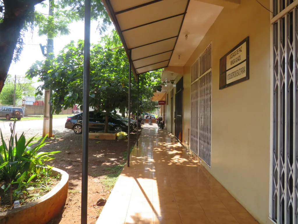 VENDO HERMOSA CASA CON SALONES COMERCIALES EN MINGA GUAZU — foto 2