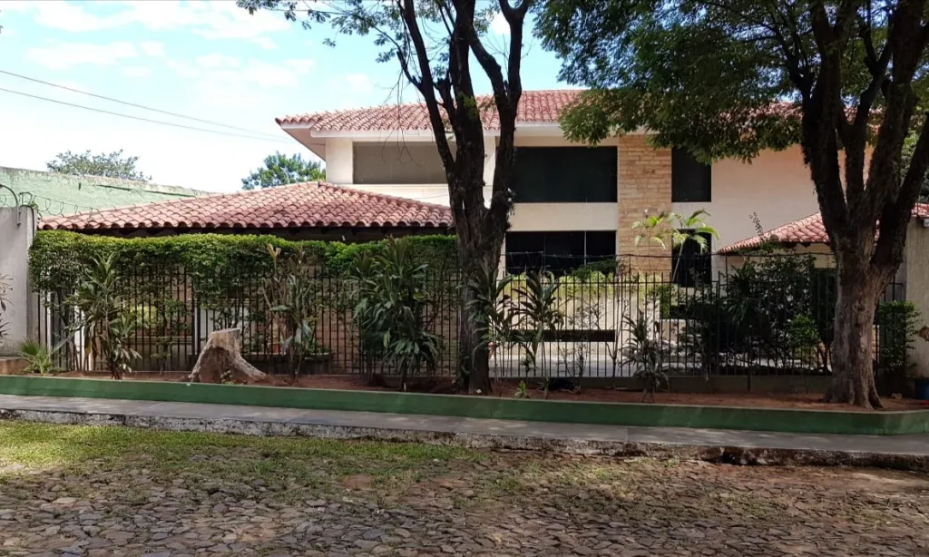 FDO DE LA MORA: 1.665M2, MARAVILLOSA RESIDENCIA P VIVIENDA O EMPRESA, HERMOSO JARDÍN. — foto 2