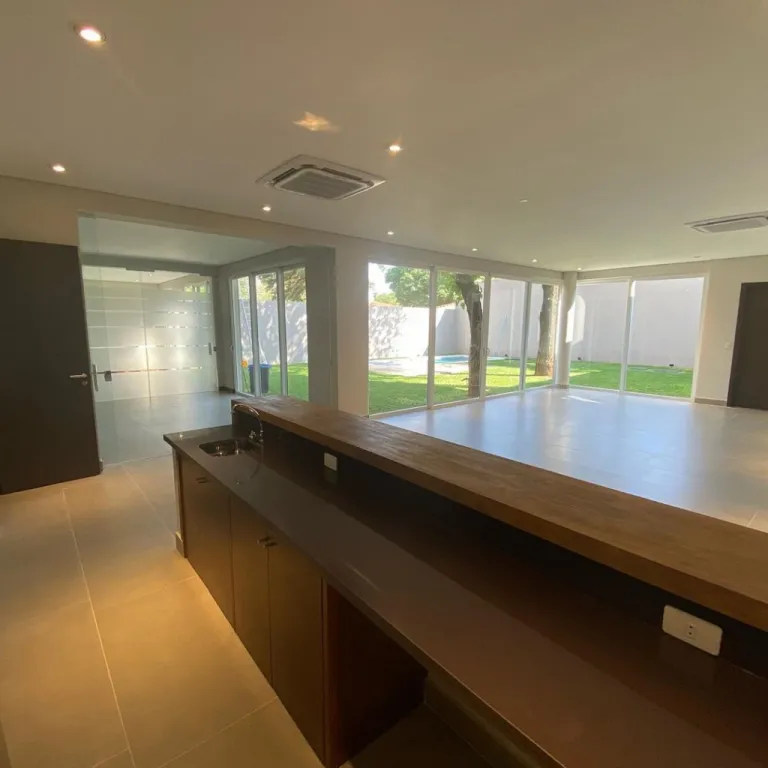 SMA. TRINIDAD: ELEGANTE RESIDENCIA MINIMALISTA – 720M2, 4 SUITES, JARDÍN, PISCINA. — foto 3