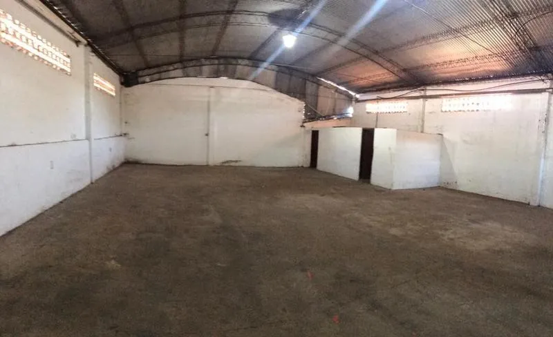 4 MOJONES – LAMBARÉ: 396M2, TINGLADO + OFICINAS P EMPRESAS – 5.500.000 GS. — foto 2