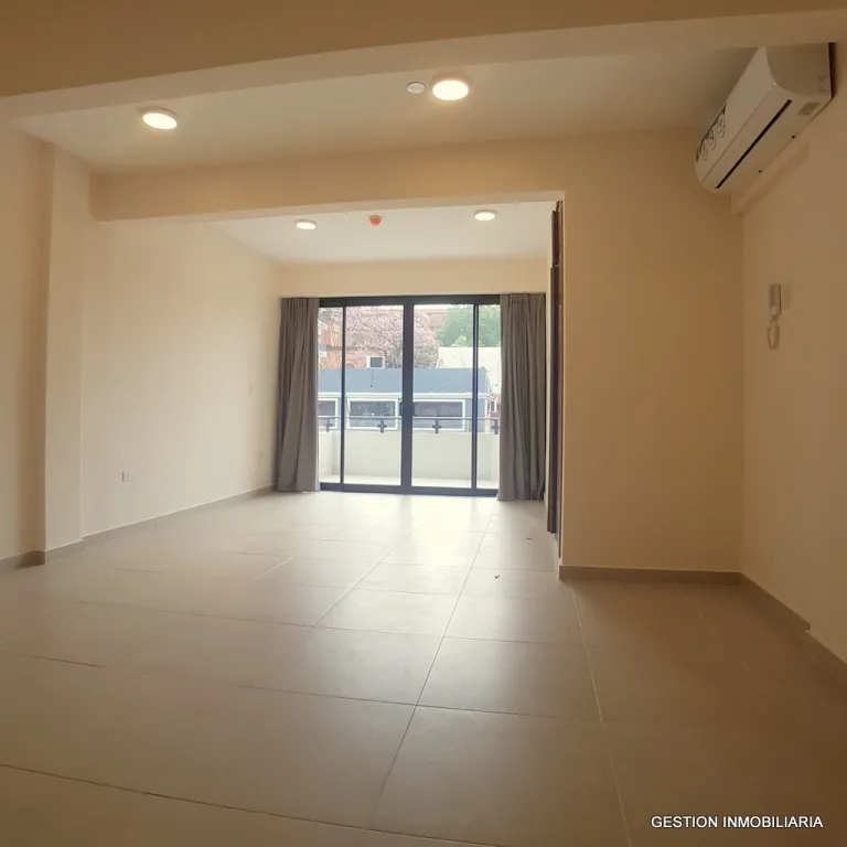 LOFT EN PLENO CENTRO CON AMPLIO BALCON - ALQUILO — foto 2