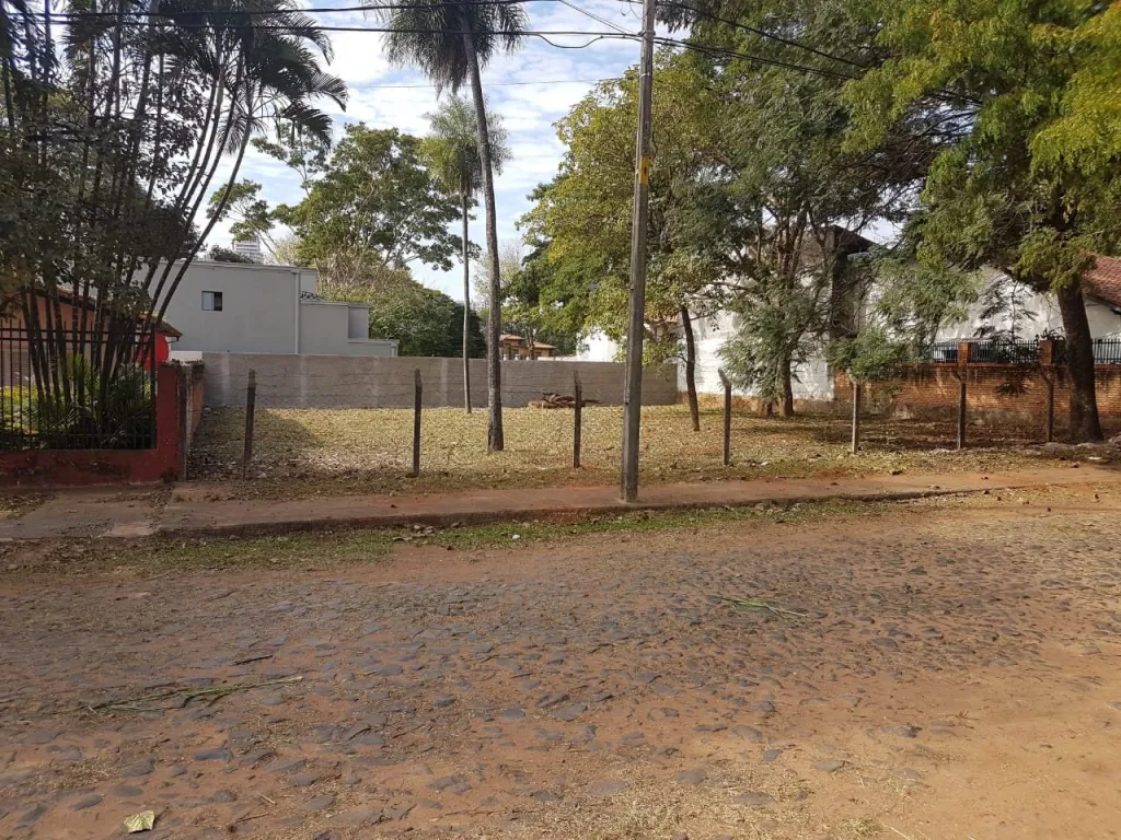 Terreno en esquina de 1.035 M2 en Las Lomas, zona Los Mangales — foto 2