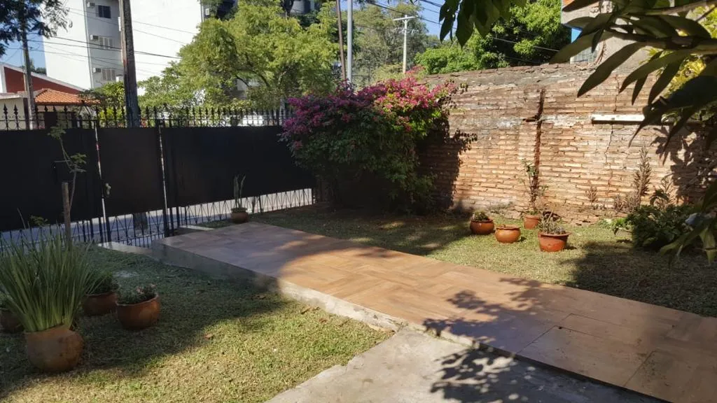 VENDO CASA SOBRE AVDA. MEDICOS DEL CHACO — foto 2