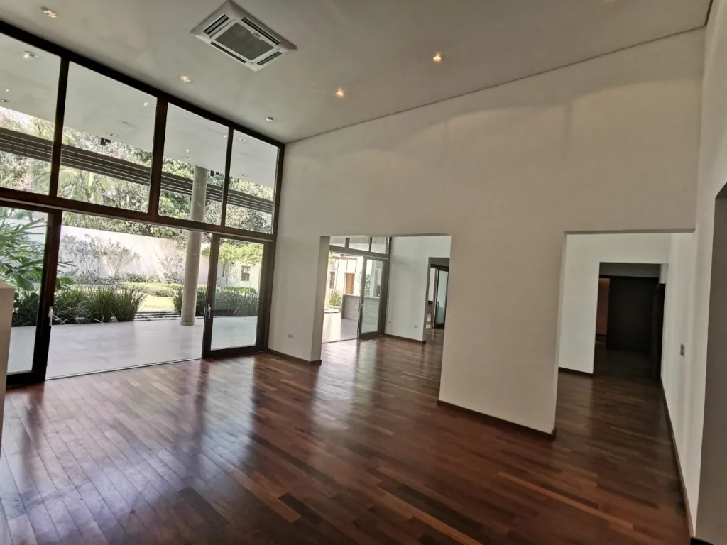 LOS LAURELES MCAL. ESTIGARRIBIA: ELEGENATISIMA RESIDENCIA MINIMALISTA, 5 SUITES, JARDÍN. — foto 2