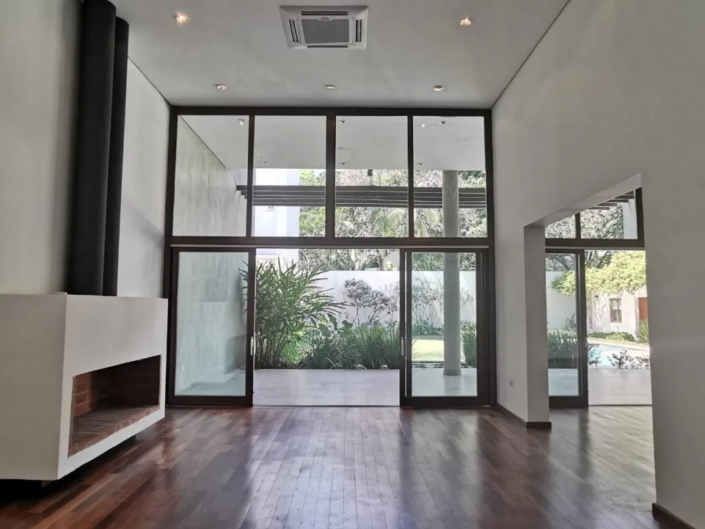 LOS LAURELES MCAL. ESTIGARRIBIA: ELEGENATISIMA RESIDENCIA MINIMALISTA, 5 SUITES, JARDÍN. — foto 3