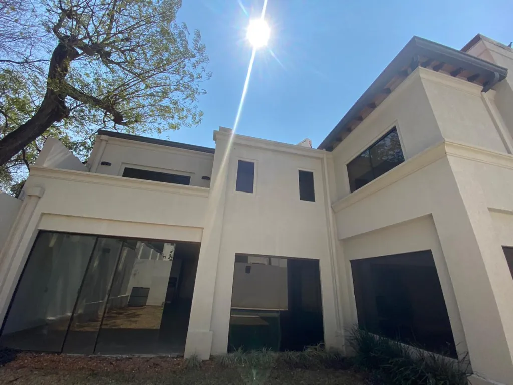 MBURUCUYÁ EN CONDOMINIO PRIVADO: SOFISTICADA RESIDENCIA, 4 SUITES, JARDÍN, PISCINA. — foto 2