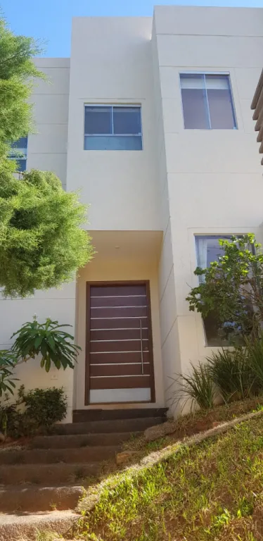 MBURUCUYA LA PIEDAD: SOFISTICADA RESIDENCIA LOFT, IMPECABLE ESTADO, 3 SUITES, JARDÍN. — foto 2