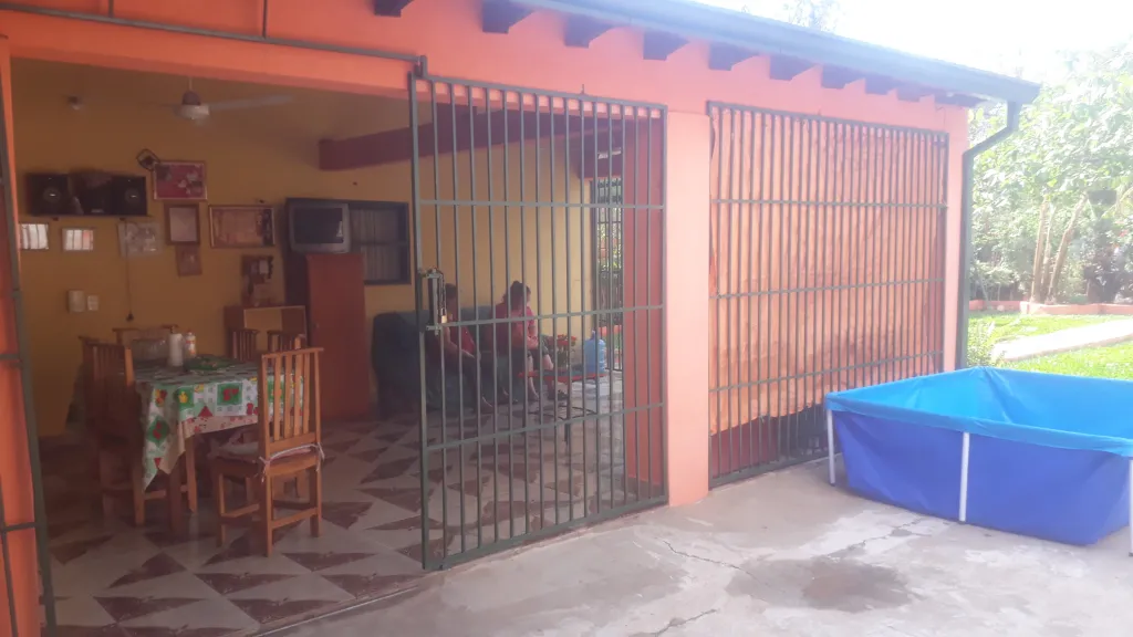 Terreno con una hermosa casa y patio — foto 2