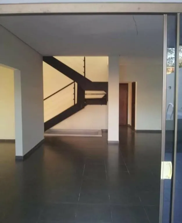 VENDO CASA MODERNA EN ASUNCION A CUADRAS DE LA AVENIDA PERSON Y EL CAMPUS DE LA UCA. — foto 2