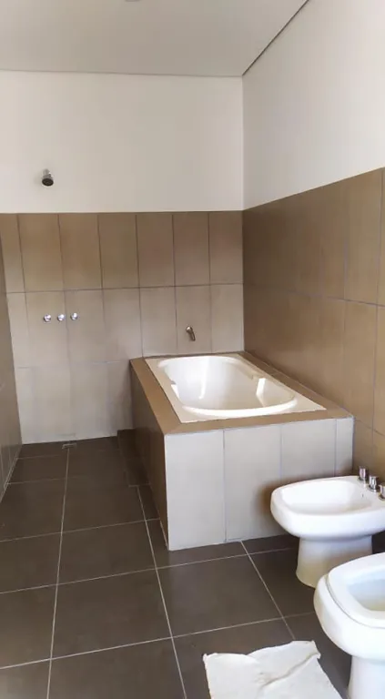 VENDO CASA MODERNA EN ASUNCION A CUADRAS DE LA AVENIDA PERSON Y EL CAMPUS DE LA UCA. — foto 3