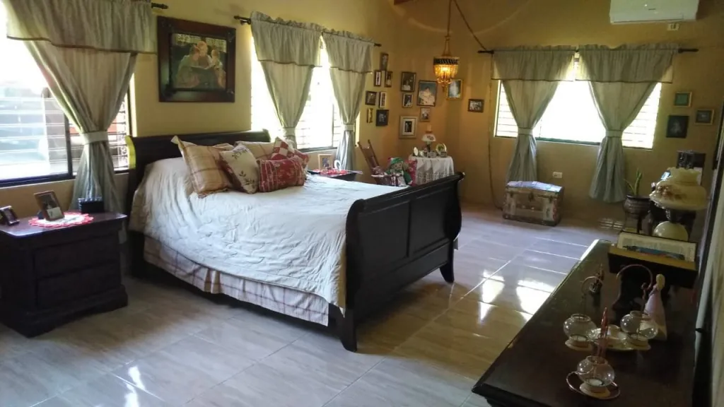 SUPER OFERTA! PARAGUARÍ – PIRAYU 12.3 HAS, LUJOSA RESIDENCIA DE CAMPO EN OPORTUNIDAD TOTAL — foto 3