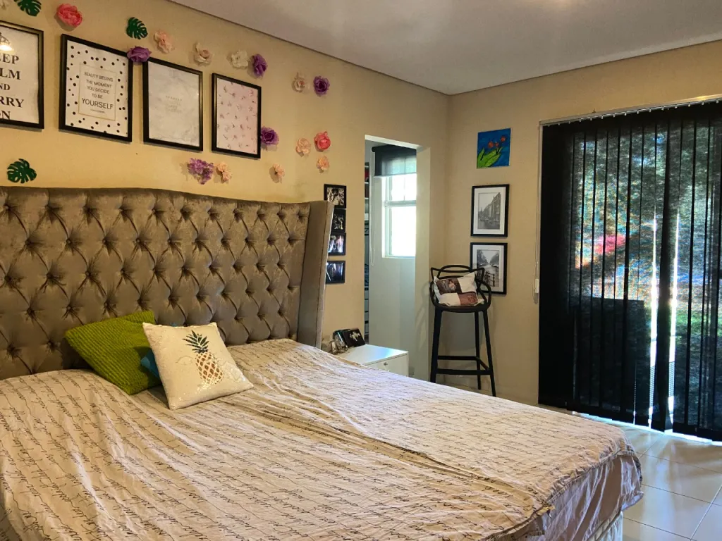 SAN BERNARDINO – LOS ALPES: 720M2, ELEGANTE RESIDENCIA, 5 DORMITORIOS, JARDÍN, PISCINA. — foto 3