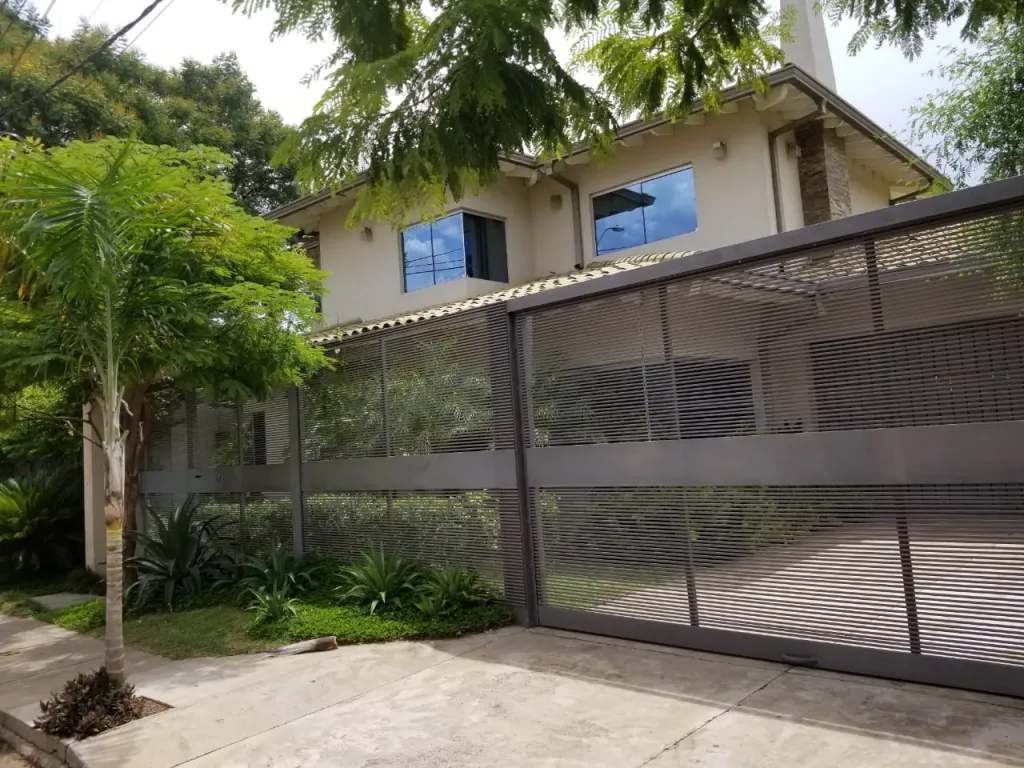 VILLA MORRA: ELEGANTE RESIDENCIA EN VENTA, 5 SUITES. JARDÍN, PISCINA, 1.100.000 USD. — foto 2