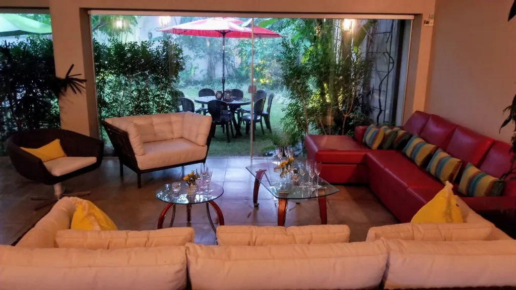 VILLA MORRA: ELEGANTE RESIDENCIA EN VENTA, 5 SUITES. JARDÍN, PISCINA, 1.100.000 USD. — foto 3