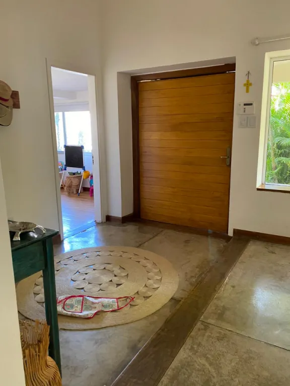 Bº SEMINARIO MBURICAÓ: ELEGANTE RESIDENCIA MINIMALISTA, 3 DORMITORIOS, JARDÍN, PISCINA. — foto 2