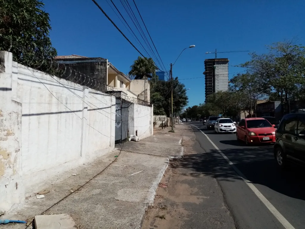 VENDO TERRENO SOBRE LA AVENIDA AVIADORES DEL CHACO. COD ES — foto 3