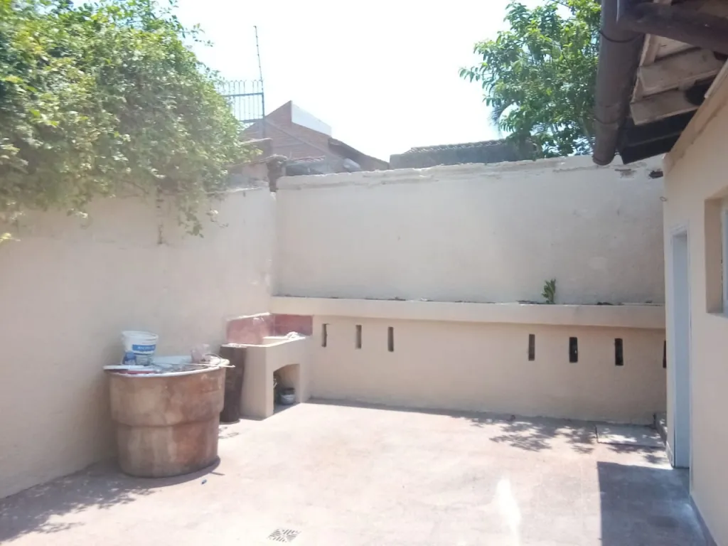 ALQUILO CASA EN SAJONIA SOBRE AVENIDA — foto 3