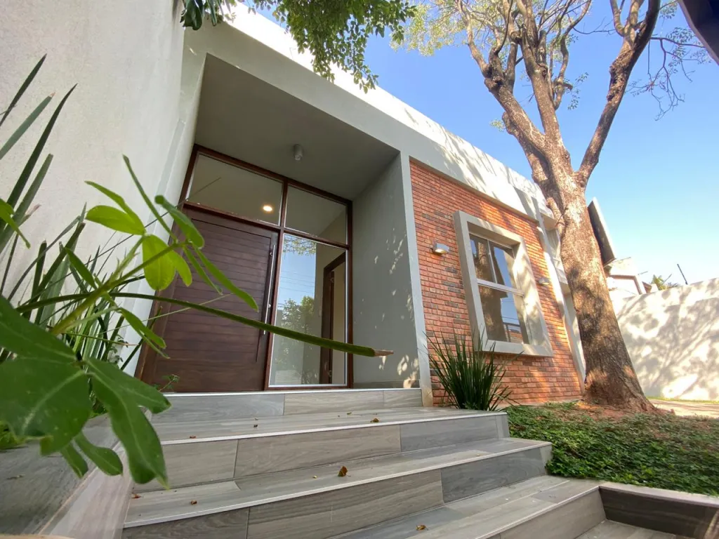 MBURUCUYÁ A ESTRENAR: IMPONENTE RESIDENCIA, 4 DORMITORIOS, JARDÍN, PISCINA, 500.000 USD. — foto 2