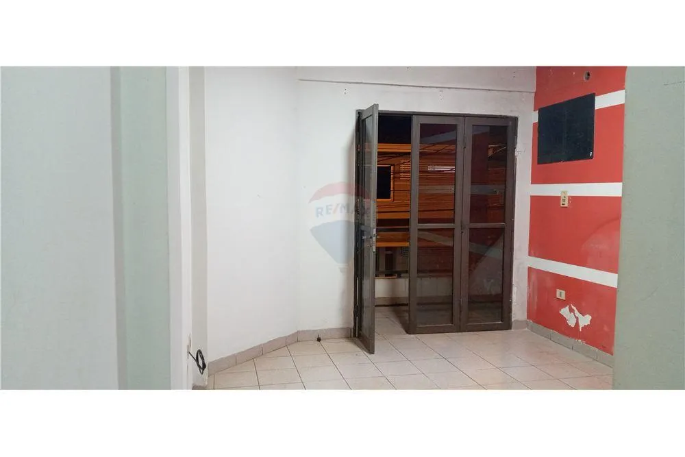 Vendo amplio departamento en el centro de Encarnación. — foto 2