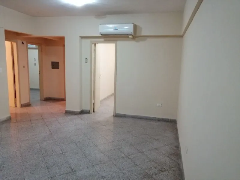 ALQUILO DEPARTAMENTO AMPLIO CON COCHERA, AGUA Y EXPENSAS INCLUIDAS (EXCELENTE UBICACION) — foto 2