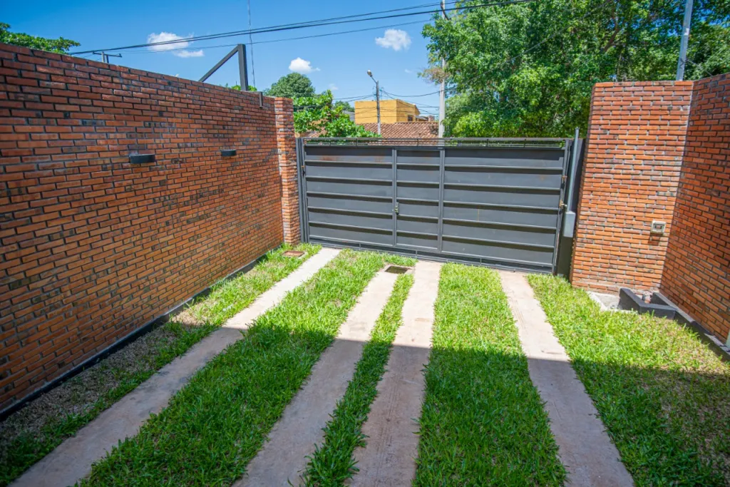 Amplio y Moderno Duplex en Bo Santo Domingo de Lambaré a dos cuadras de la Avda. A.R.B — foto 3