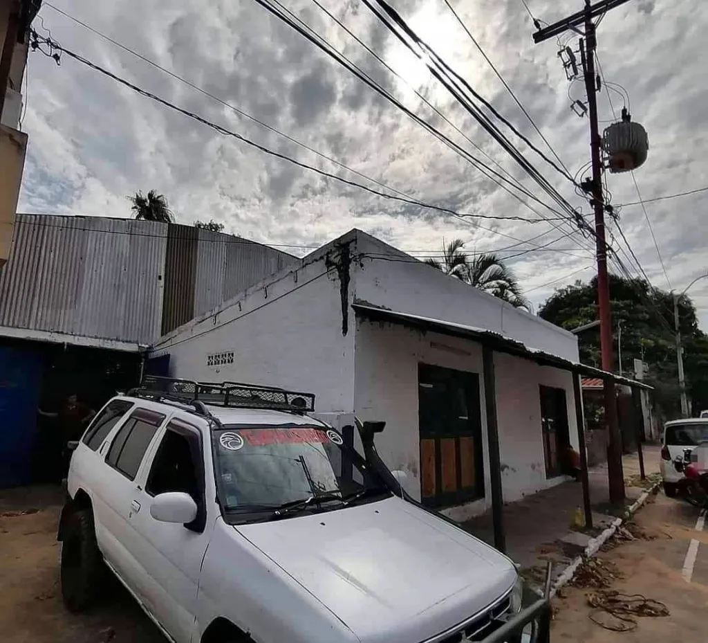 PROX. ÑU GUAZÚ MME LYNCH: DEPOSITO + 2 SALONES COMERCIALES + OFICINAS S ASFALTO, 135M2 — foto 2