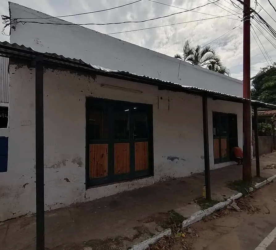PROX. ÑU GUAZÚ MME LYNCH: DEPOSITO + 2 SALONES COMERCIALES + OFICINAS S ASFALTO, 135M2 — foto 3