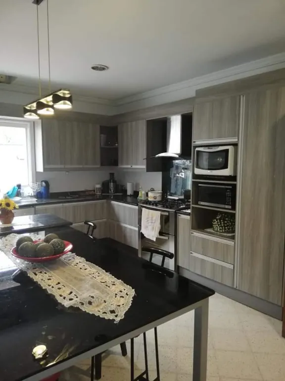 VILLA MORRA: ELEGANTE RESIDENCIA C CANCHA TENIS, 6 DORMIT - 1.815 M2. OPORTUNIDAD!! — foto 3