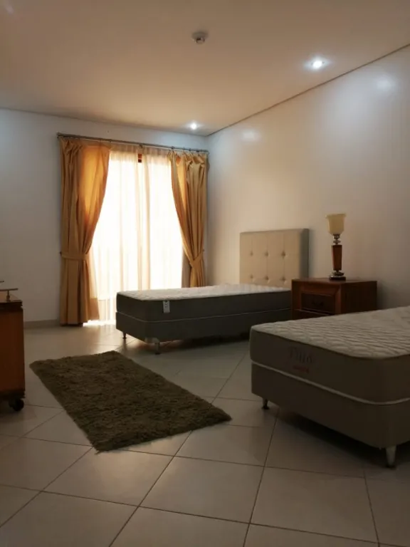 PROX. MANORÁ – ASA: ELEGANTE RESIDENCIA AMOBLADA, 3 SUITES, JARDÍN, PISCINA, 2.500 USD. — foto 3