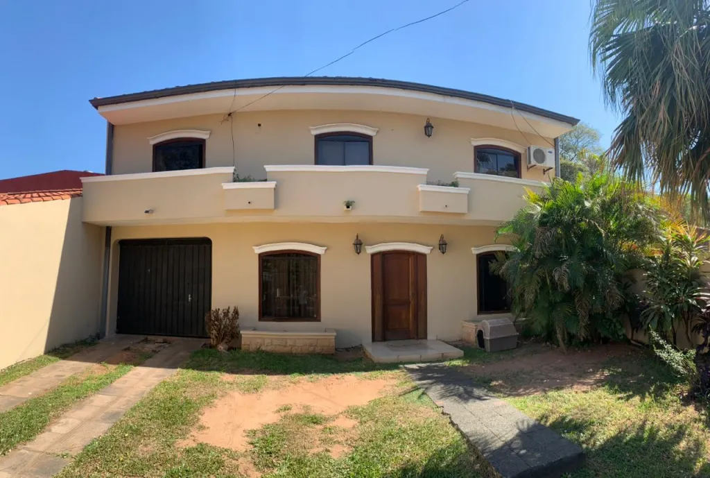 EN VENTA AMPLIA CASA EN BARRIO YCUA SATI — foto 2
