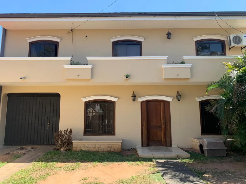 EN VENTA AMPLIA CASA EN BARRIO YCUA SATI — foto 3