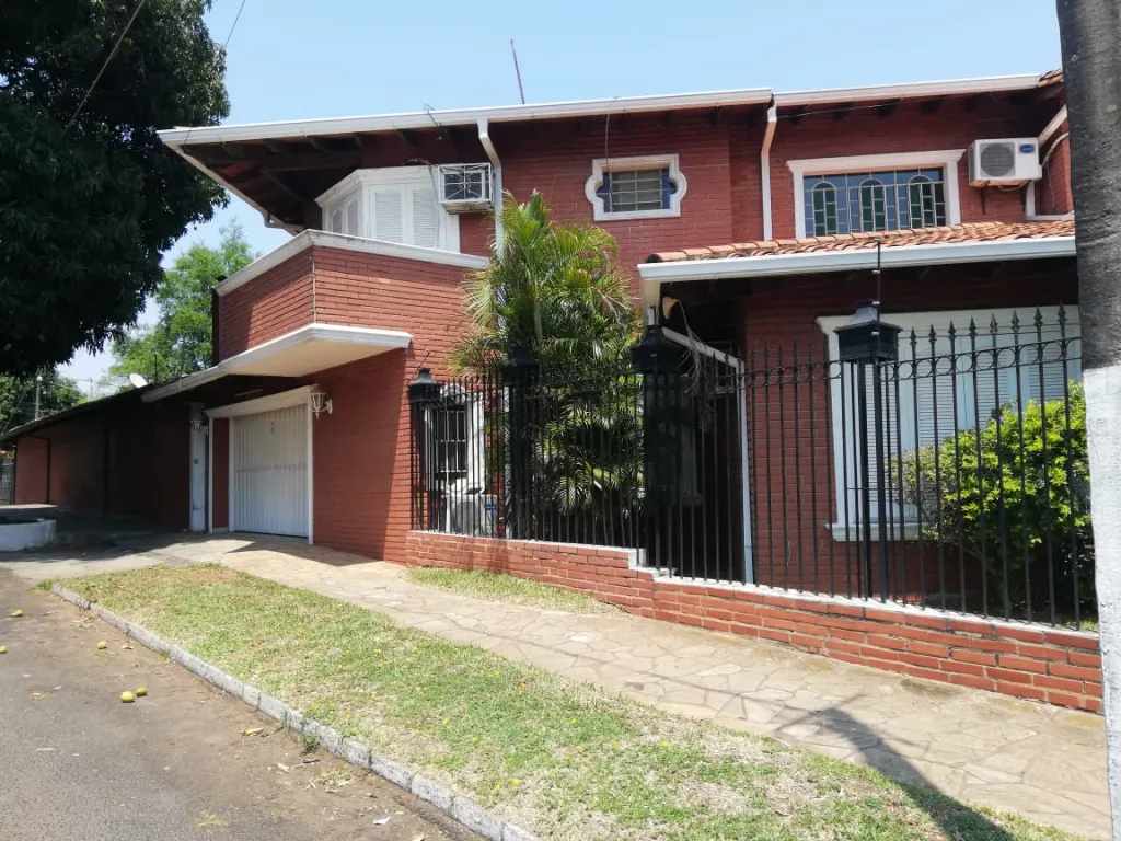 EN VENTA HERMOSA RESIDENCIA EN LAMBARÉ — foto 3