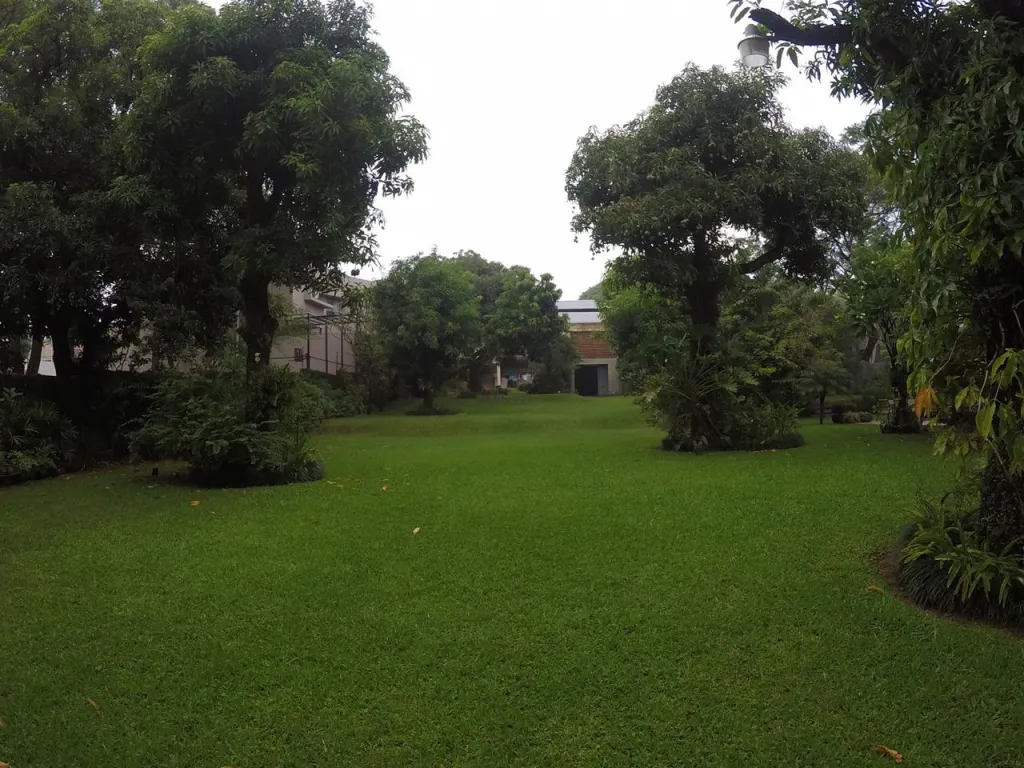 MBURUCUYÁ SUPER OFERTA: VENTA INMEDIATA – 2.632M2 TERRENO + CANCHA TENIS + BOSQUES. — foto 3