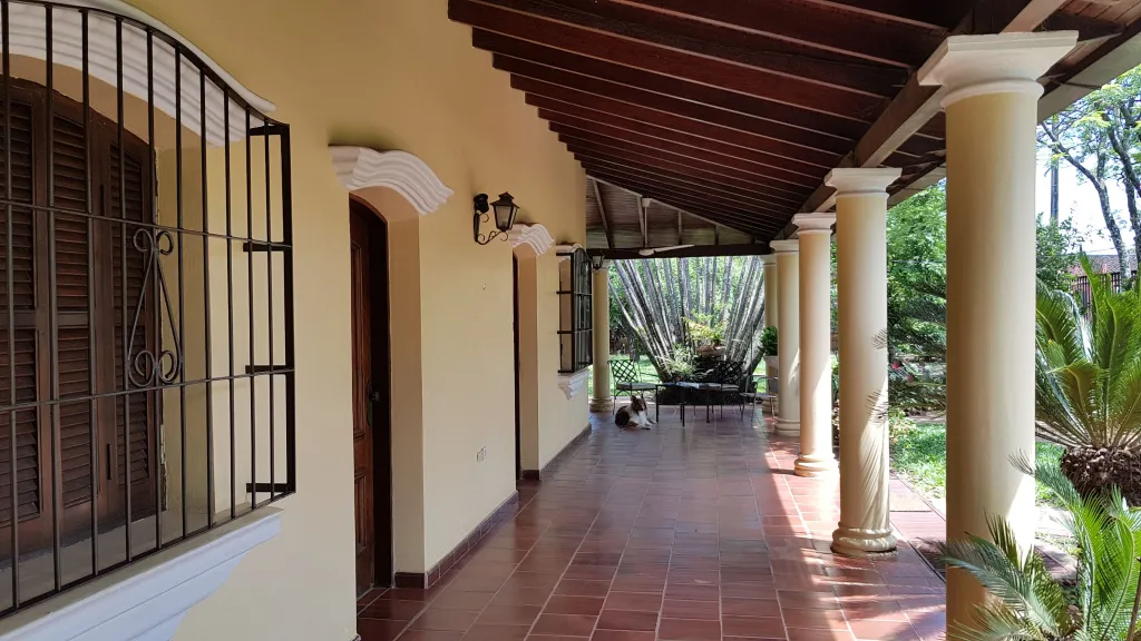 VENDO HERMOSA CASA EN EL CENTRO DE CNEL. OVIEDO!! — foto 2