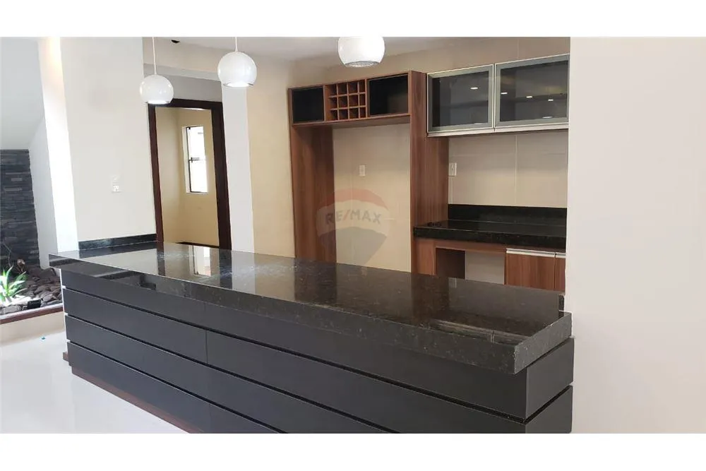Vendo residencia de lujo con piscina. Cuenta con 5 habitaciones. — foto 3