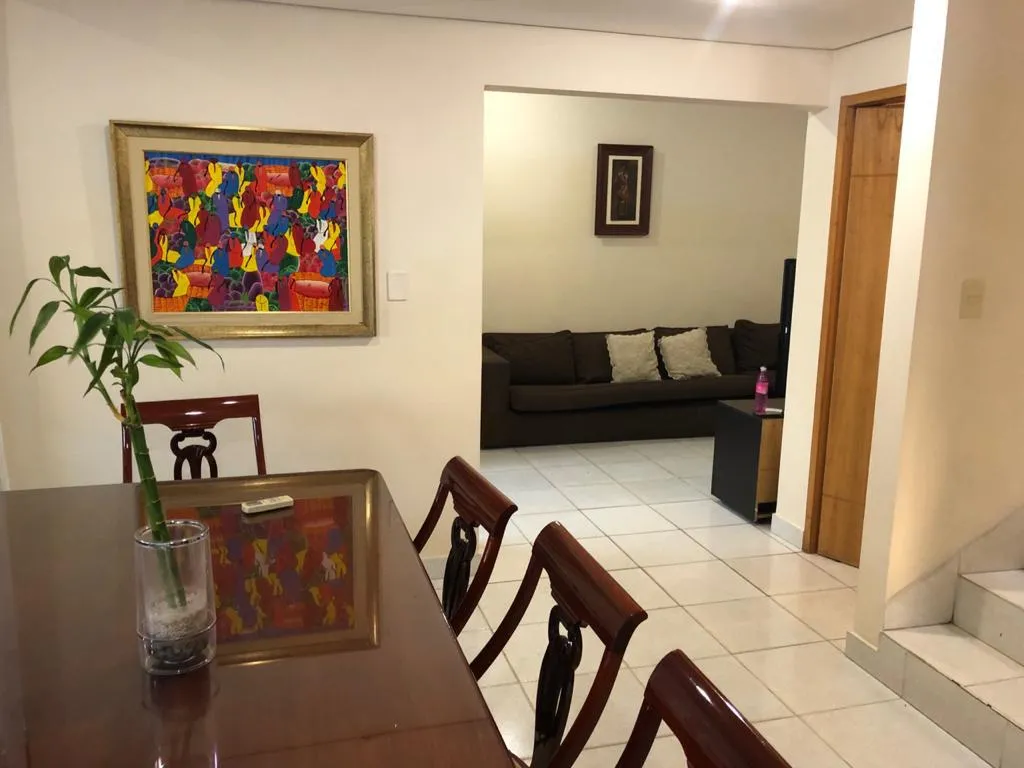 MBURUCUYÁ: ELEGANTE RESIDENCIA FINAMENTE AMOBLADA, JARDÍN, 10.000.000 GS. NEGOCIABLE. — foto 2