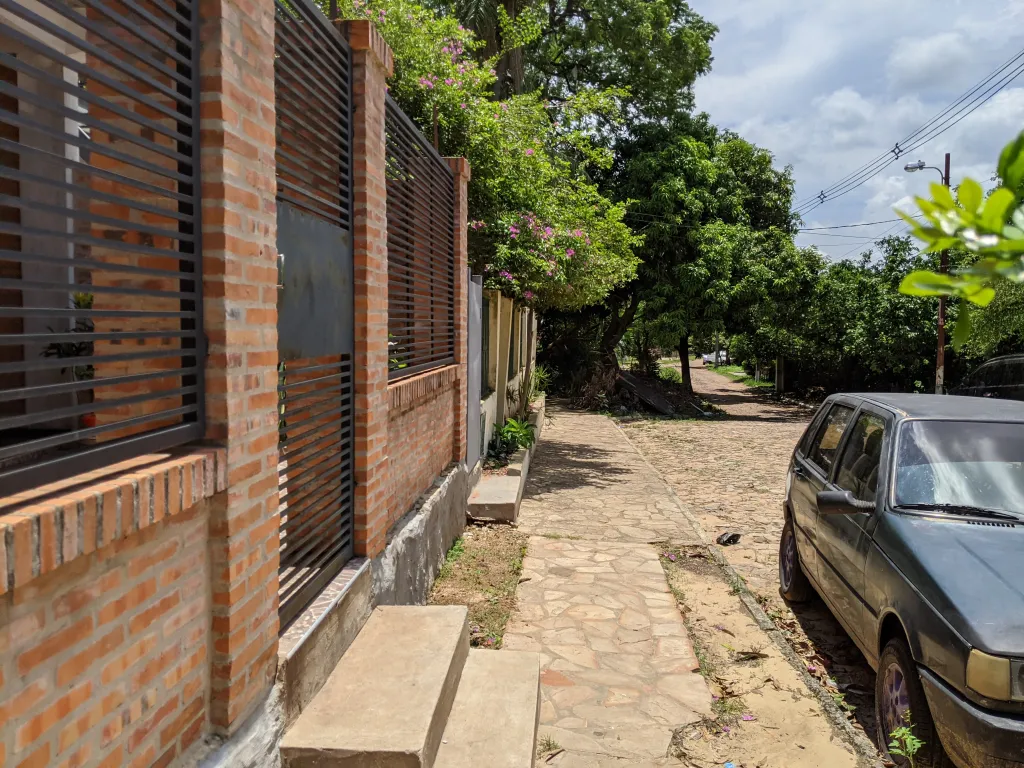 Amplia Residencia con salida de calle a calle - San Blas, Asunción — foto 2