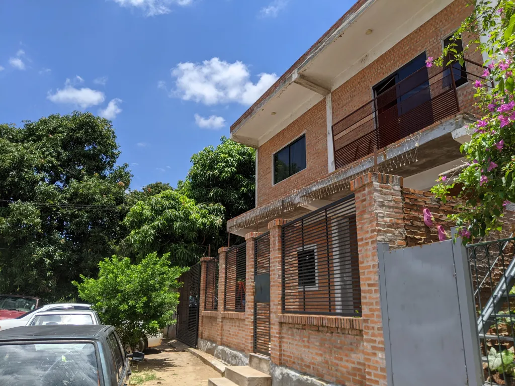 Amplia Residencia con salida de calle a calle - San Blas, Asunción — foto 3