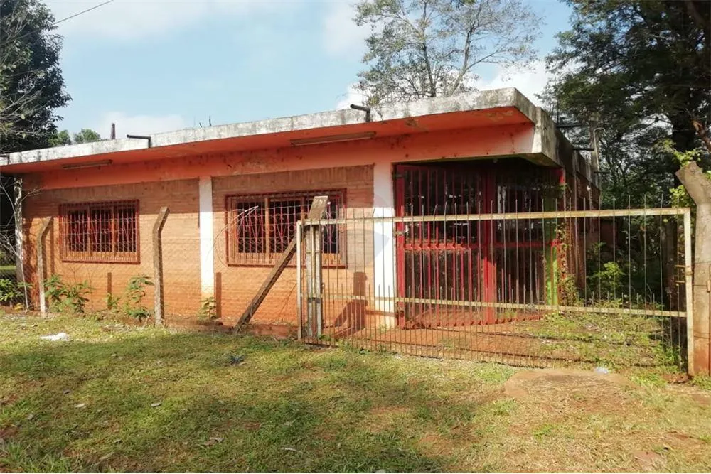 Vendo salón comercial con amplio patio. Cuenta con un baño. — foto 2