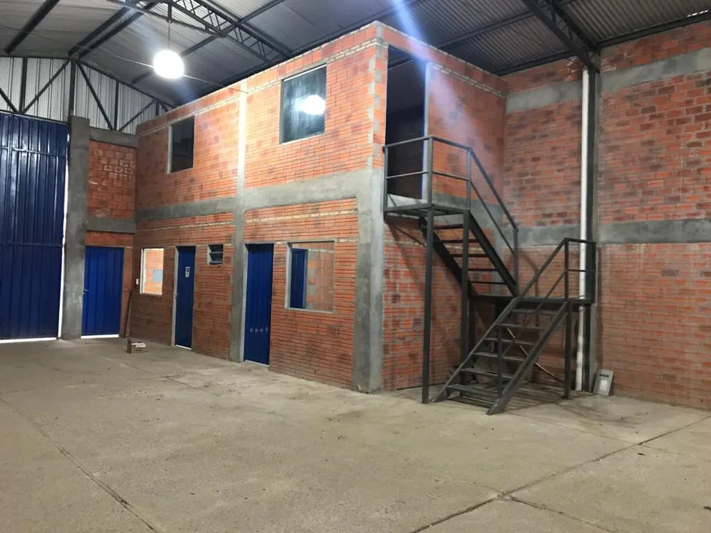 FDO DE LA MORA ABASTO: IMPECABLE 300M2 DEPOSITO + OFICINAS + PARKING – 7.000.000 GS. — foto 3