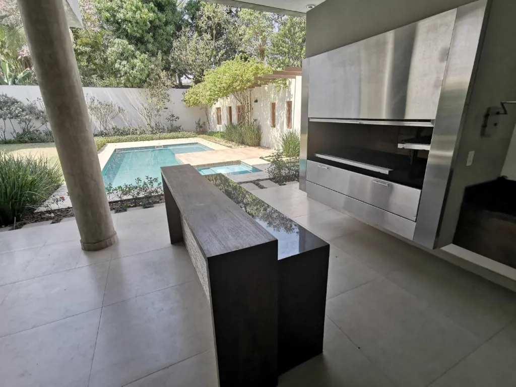 LOS LAURELES, ÚNICA: ELEGANTE RESIDENCIA MINIMALISTA, 5 SUITES, 1.000M2, JARDÍN, PISCINA. — foto 3