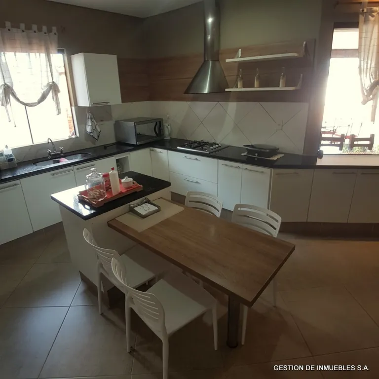 VENDO AMPLIA RESIDENCIA EN ESQUINA — foto 3