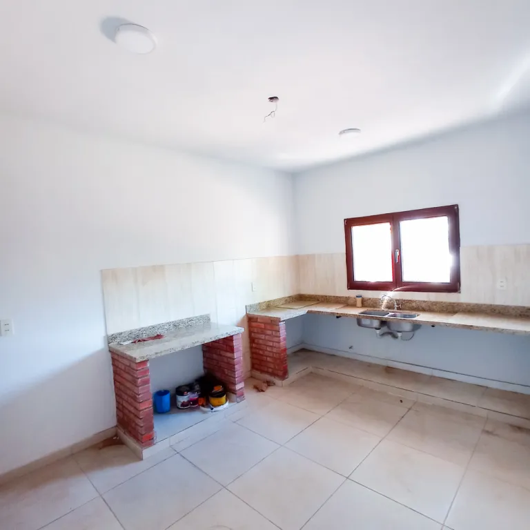 VENDO Hermosa Casa a Estrenar Estilo Rústico en Limpio — foto 3