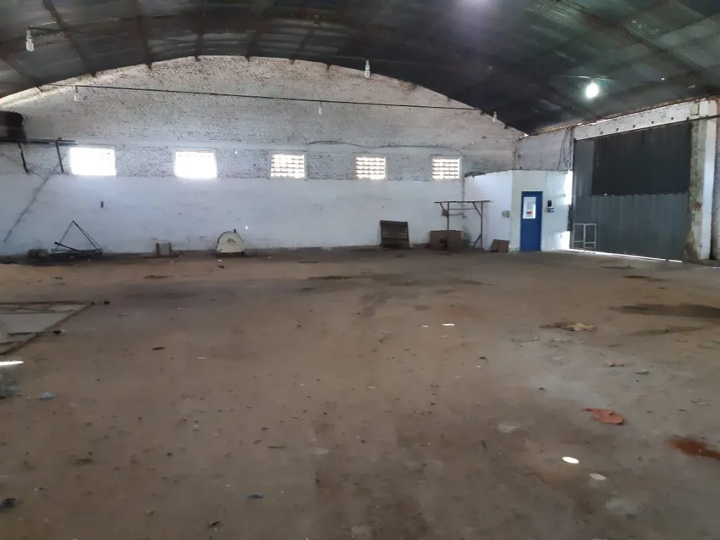 CAPIATÁ: 1.350M2 + OFICINAS, ENTRADA P CAMIONES, 2.800 USD. — foto 2