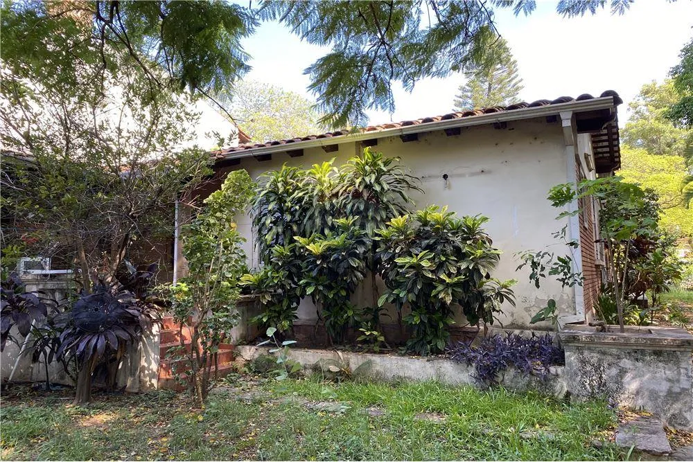 Amplia casa en esquina zona Club Centenario 495,000 USD — foto 2
