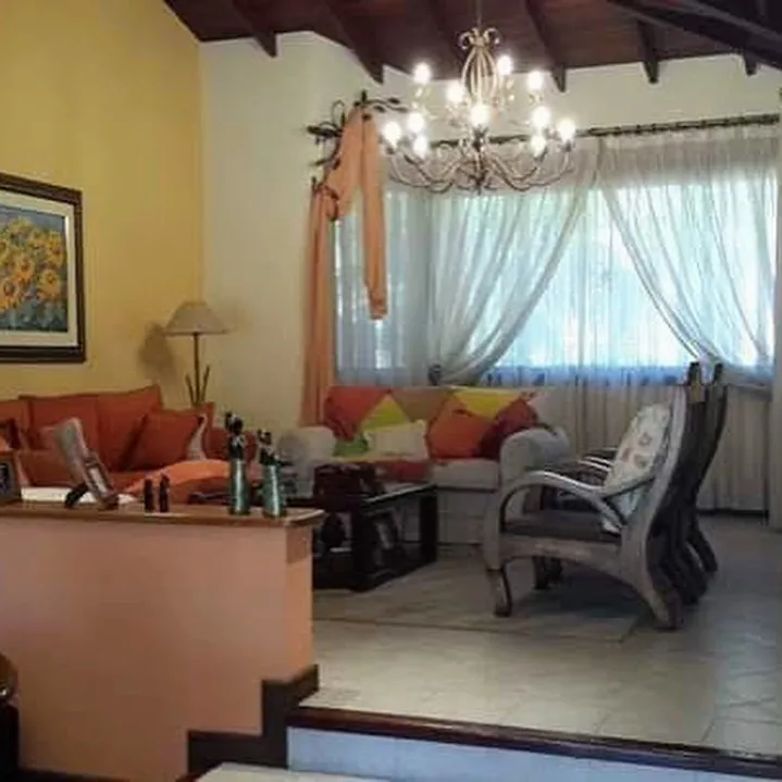VENDO HERMOSA RESIDENCIA BARRIO MBURUCUYA — foto 3
