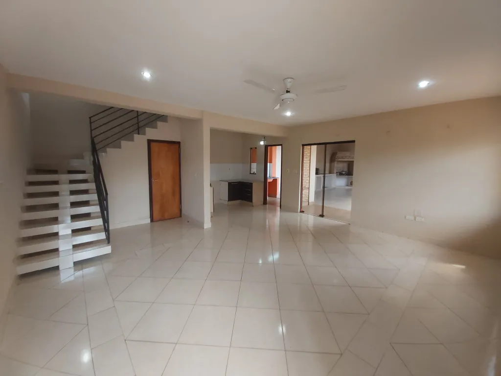 EXCELENTE PROPIEDAD CON 2 CASAS EN FDO. ZONA SUR — foto 3