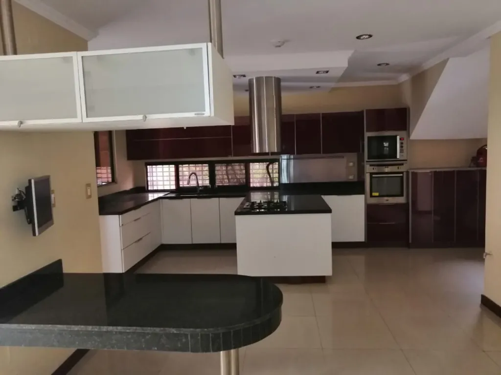 VENDO ELEGANTE RESIDENCIA CON FINA TERMINACIÓN Y CON UNA PRIVILEGIADA UBICACIÓN — foto 2