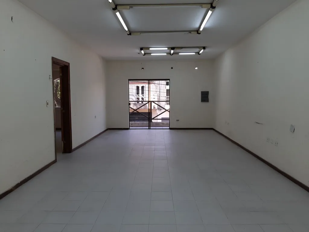 Edificio de oficinas en el centro de Asunción con amplio estacionamiento — foto 2