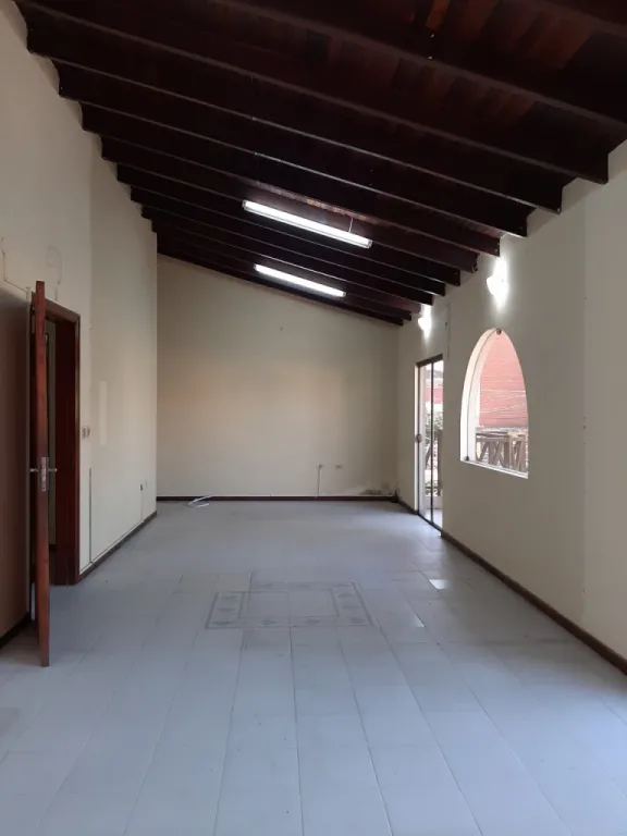 Edificio de oficinas en el centro de Asunción con amplio estacionamiento — foto 3